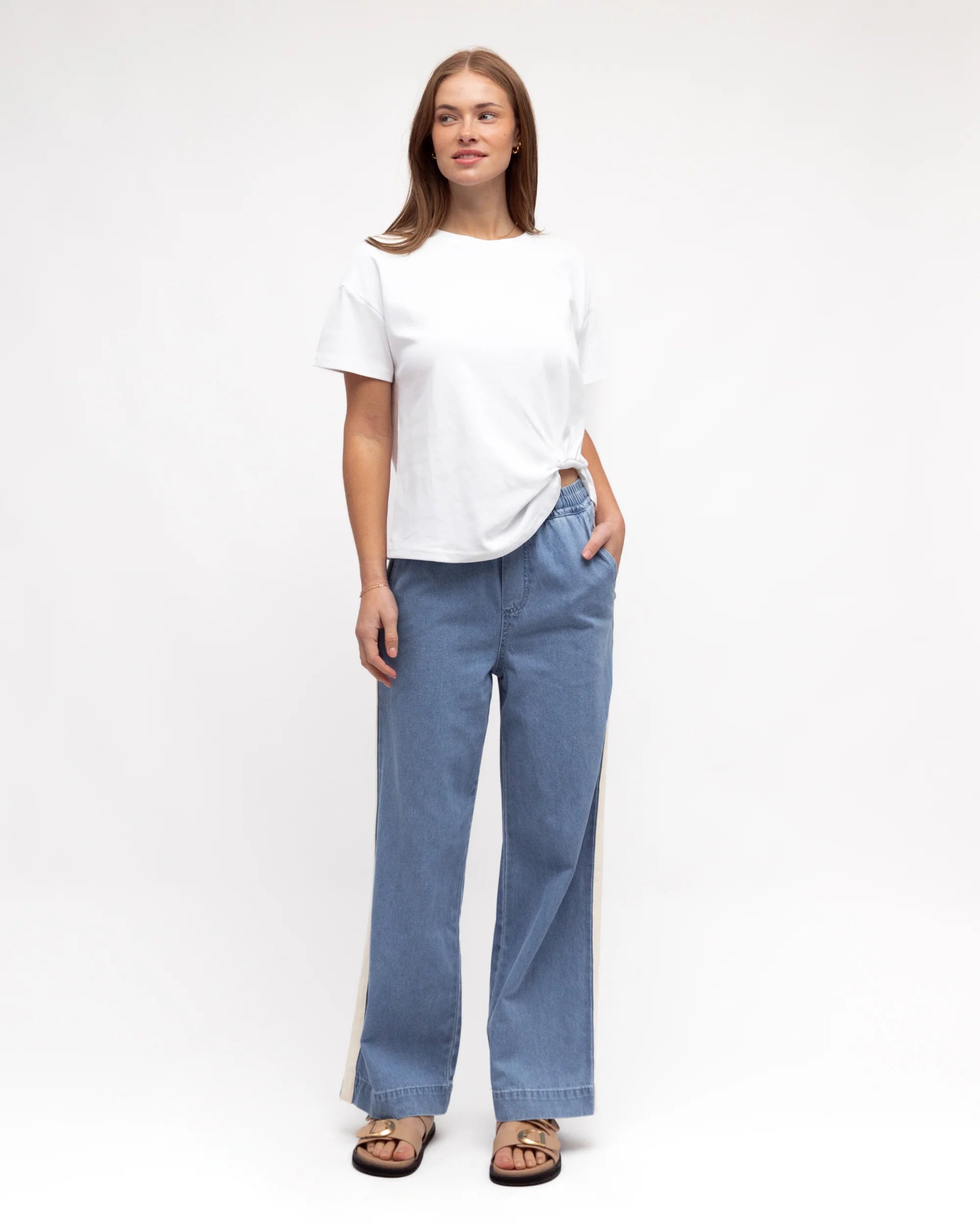 Label of Love | Side detail jean- Light wash