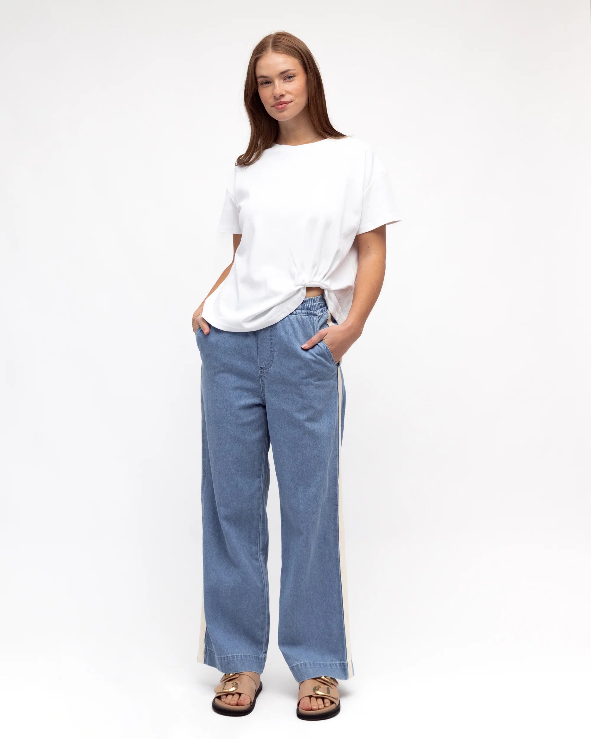 Label of Love | Side detail jean- Light wash