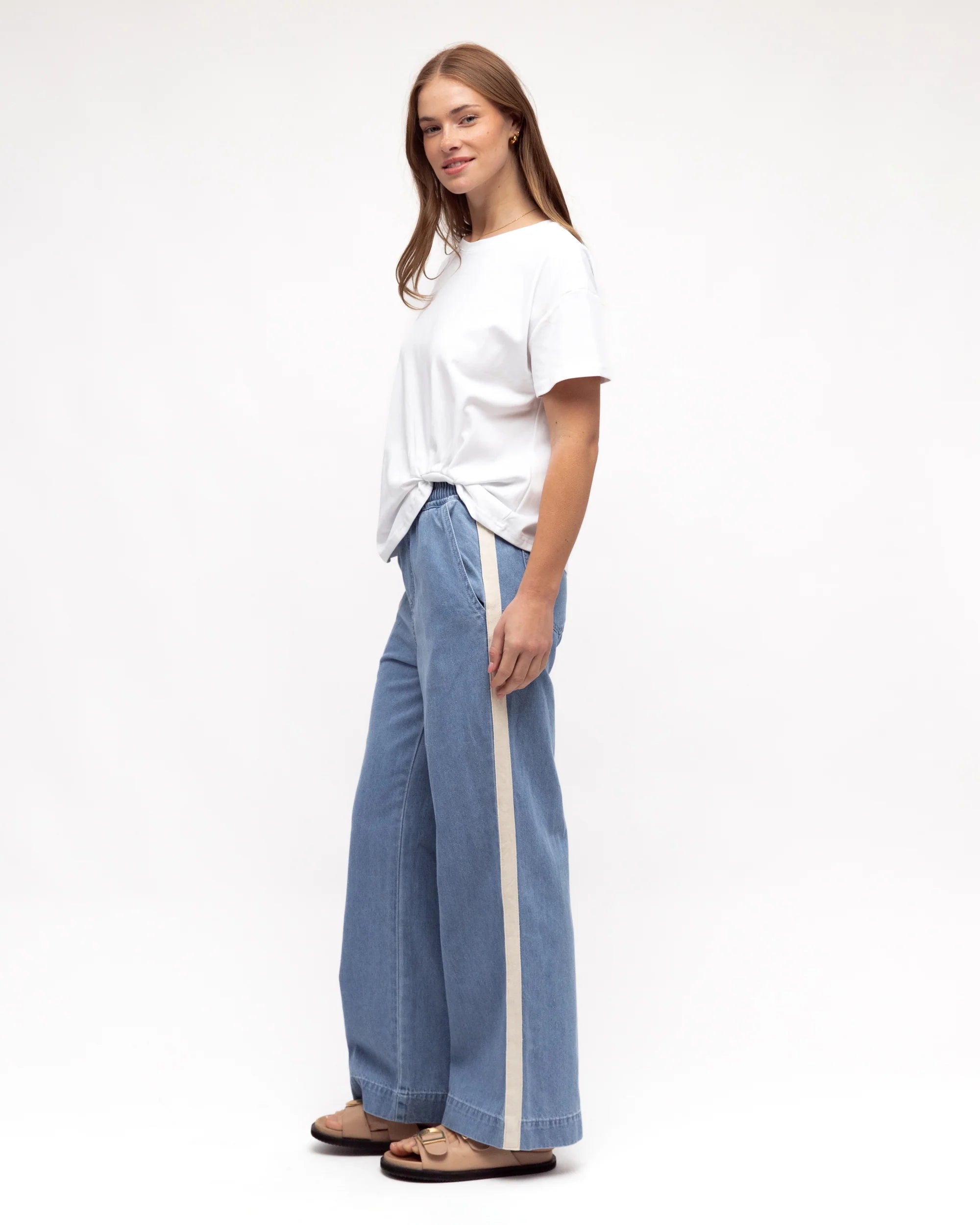 Label of Love | Side detail jean- Light wash