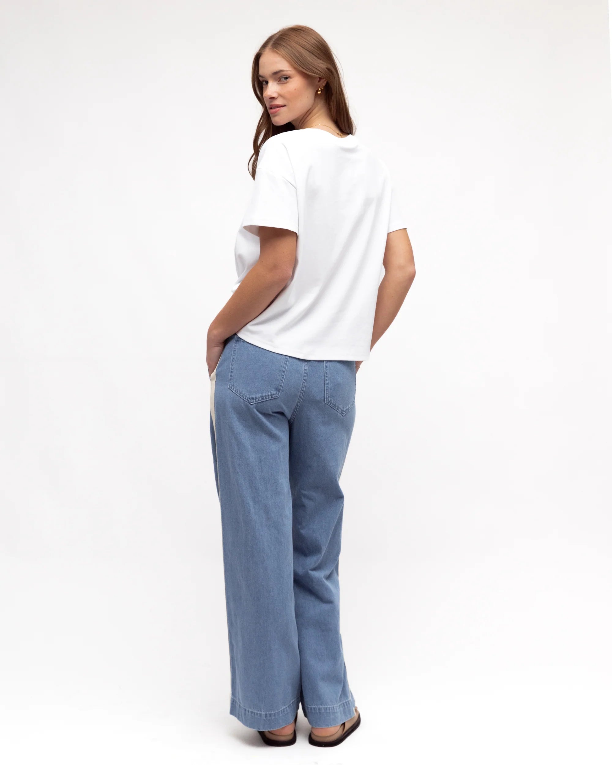 Label of Love | Side detail jean- Light wash