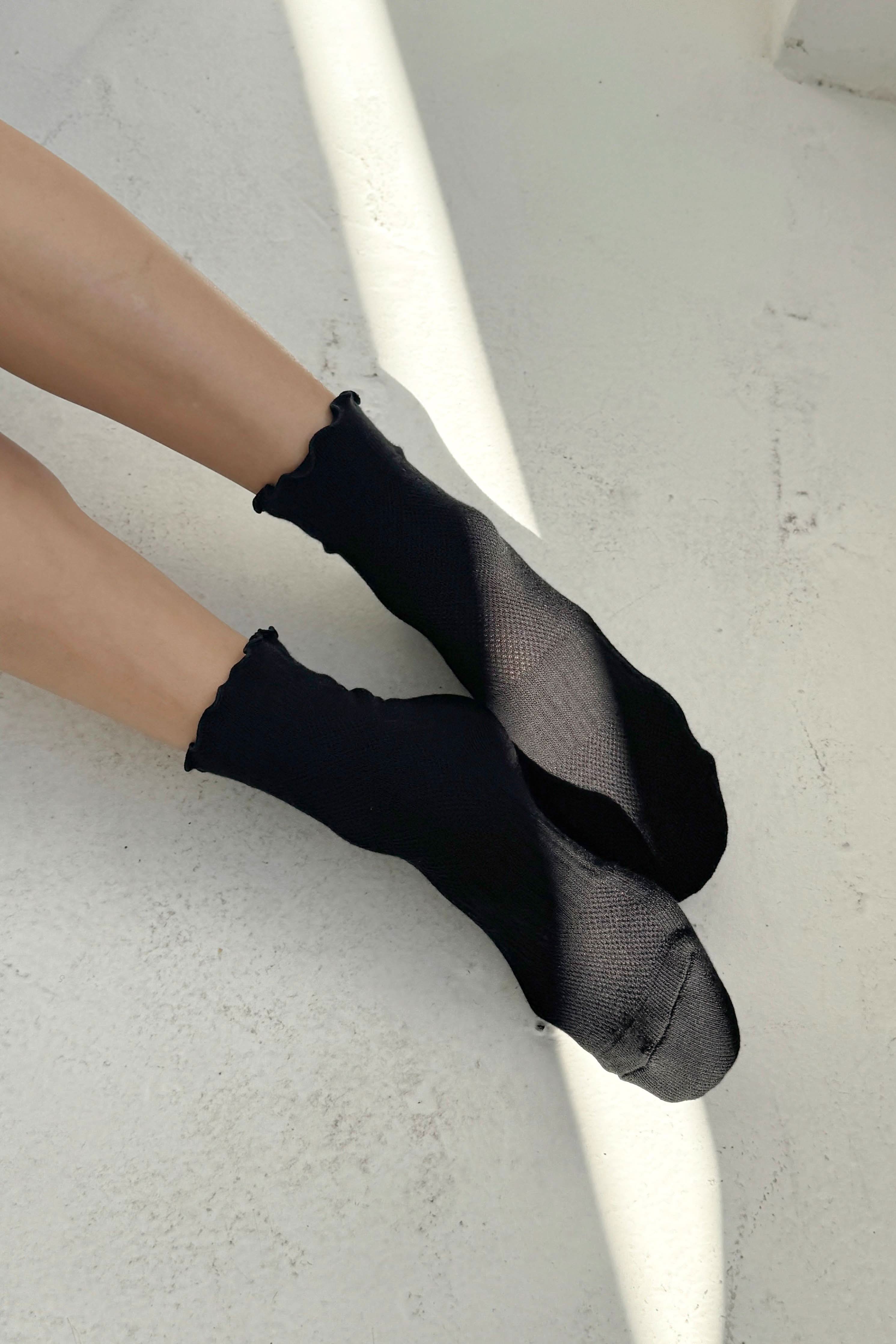 Le Bon Shoppe | Ruffled Hugger Crew Socks Black