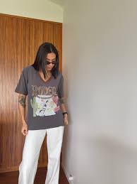 Maku Rodeo V-neck tee - rodeo graphic detail close-up